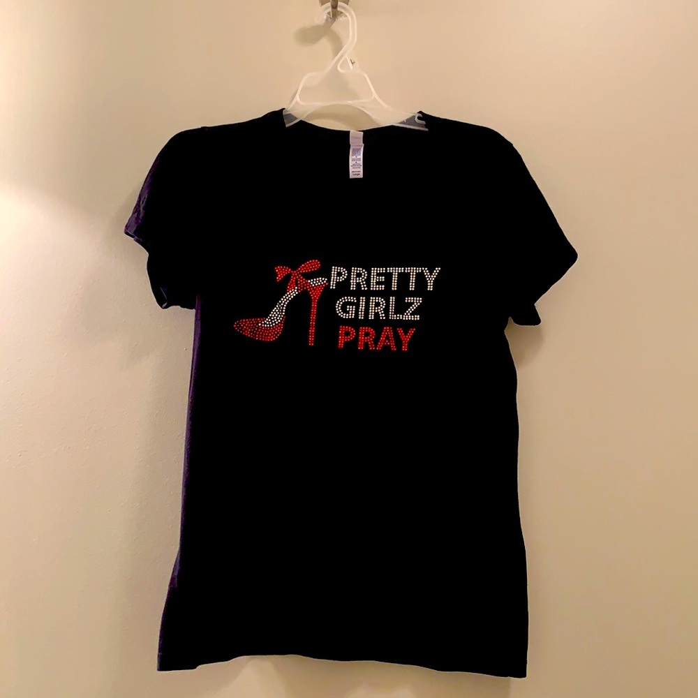 ✨Pretty Girls Pray T-shirt✨